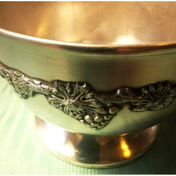 Bowl w/ Grape  Wm A Rogers Old English Reproduction Silver Plated Copper Antique - Picture 6 of 13